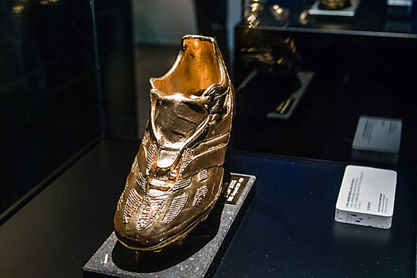 Goldener Schuh (Foto: © Alessandro Grussu / CC BY-NC-ND 2.0 / via Flickr)